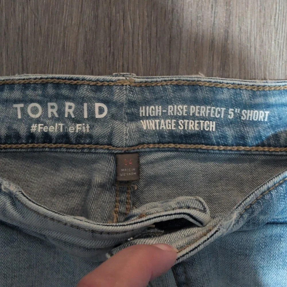 Torrid 5" Denim Shorts Sz 14 Vintage Stretch Light Wash High Rise - Picture 6 of 8